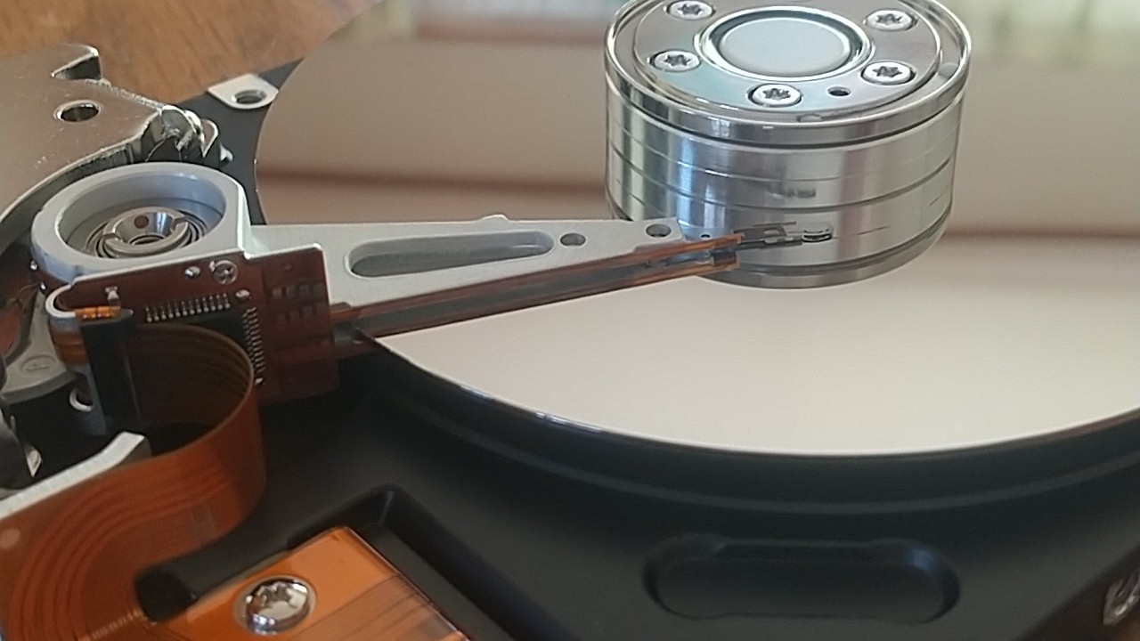 動作時間が長いと熱を帯びやすいHDDの内部
