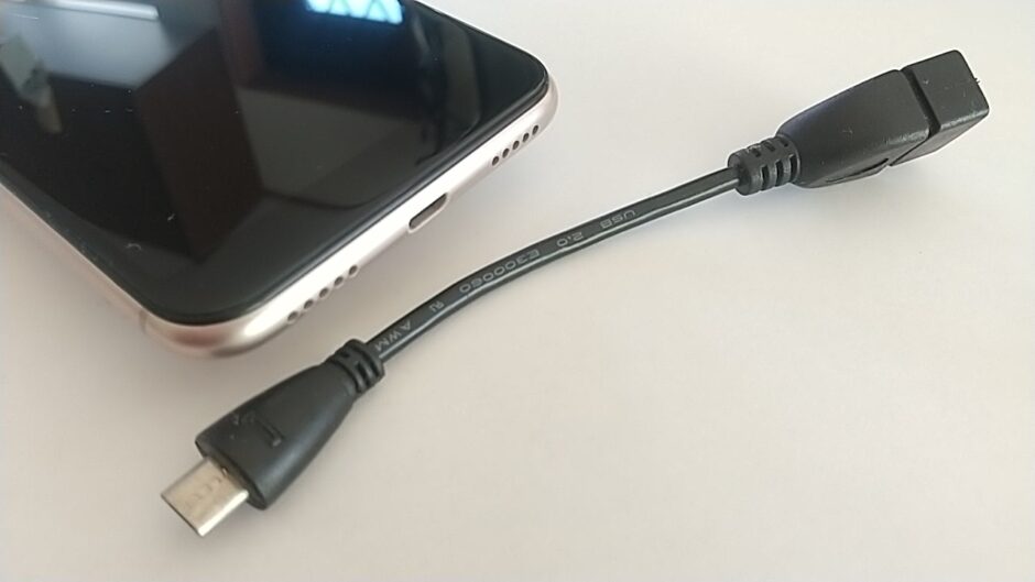 スマホのmicroUSBに差し込むOTGケーブル