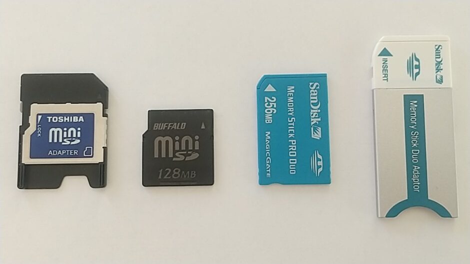 アダプター必須のminiSDとメモリースティックDuo