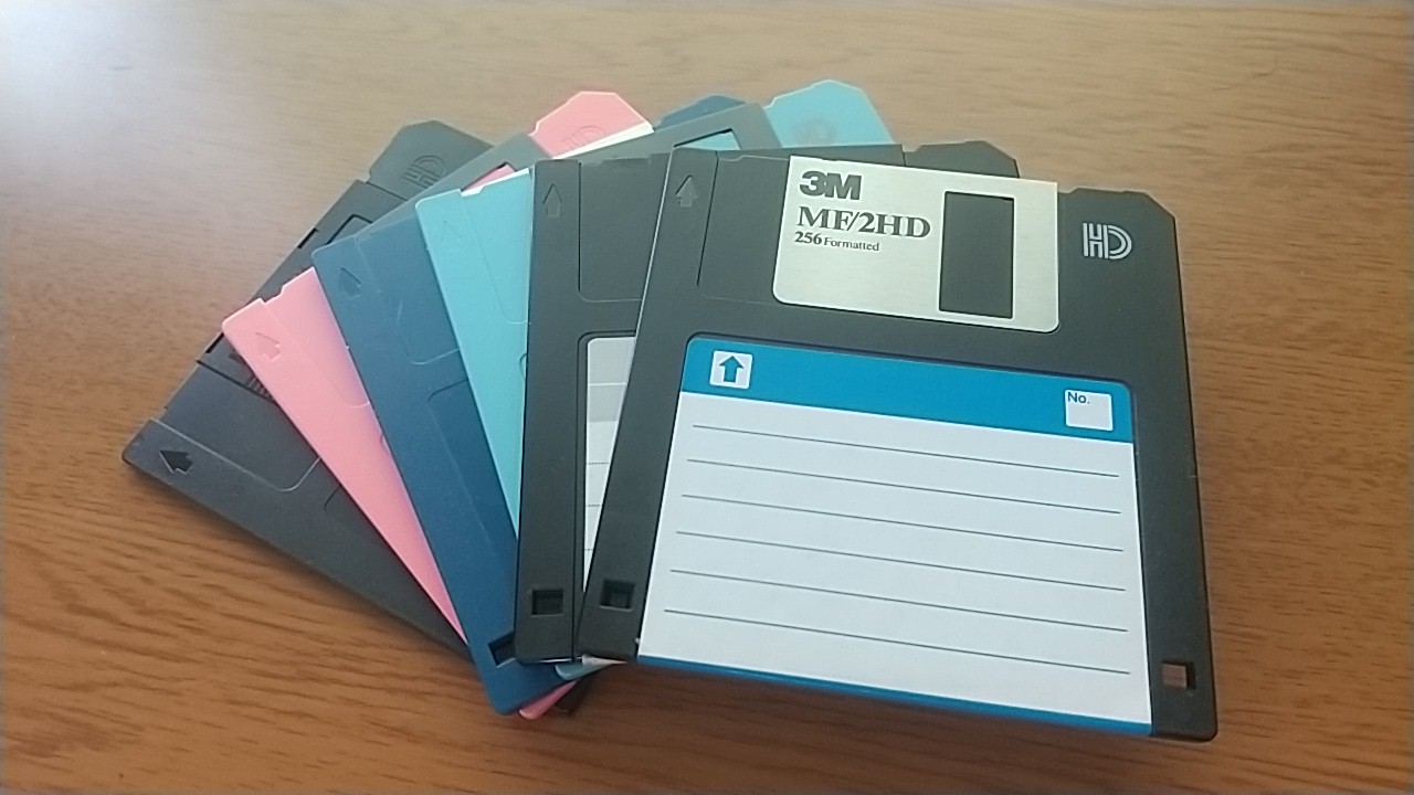 何枚も重なったフロッピーディスク