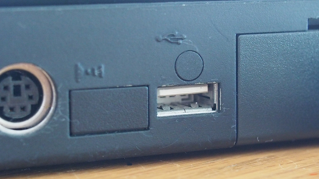 Win95世代のPC本体に備えられたUSB1.0ポートの実写