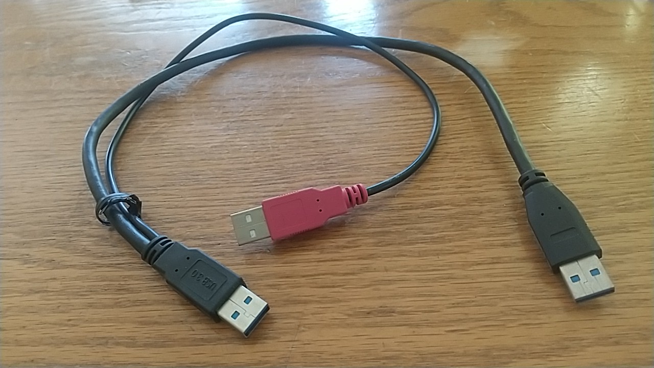 赤のコネクタは電源供給用