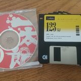 一太郎6のCD-ROMとLotus1-2-3のフロッピーディスクを並べた旧世代ビジネスソフトの実写