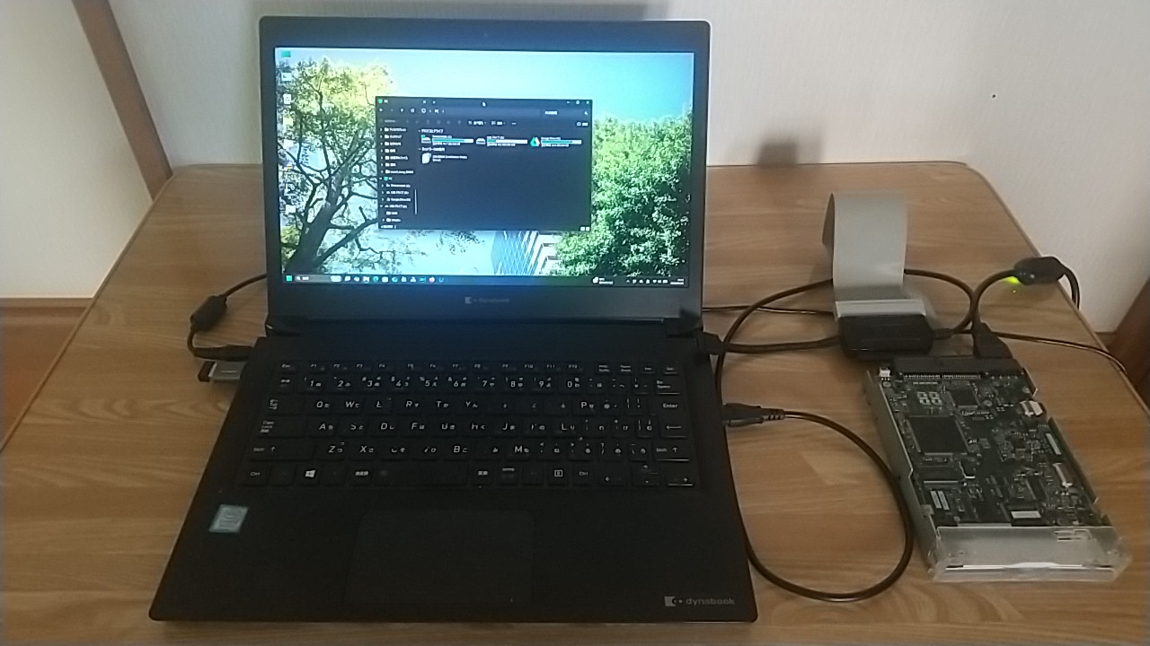 IDE規格のMOドライブをUSB変換アダプタ経由でWindows11ノートPCへ接続した全体構成の様子