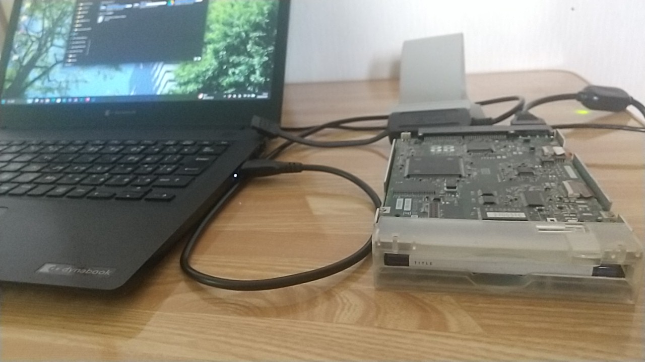 MOドライブをUSB変換アダプタとIDE延長ケーブルでPCへ接続した状態