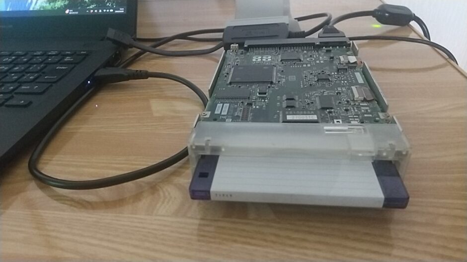 USBでノートPCに外部接続した3.5インチMOドライブ