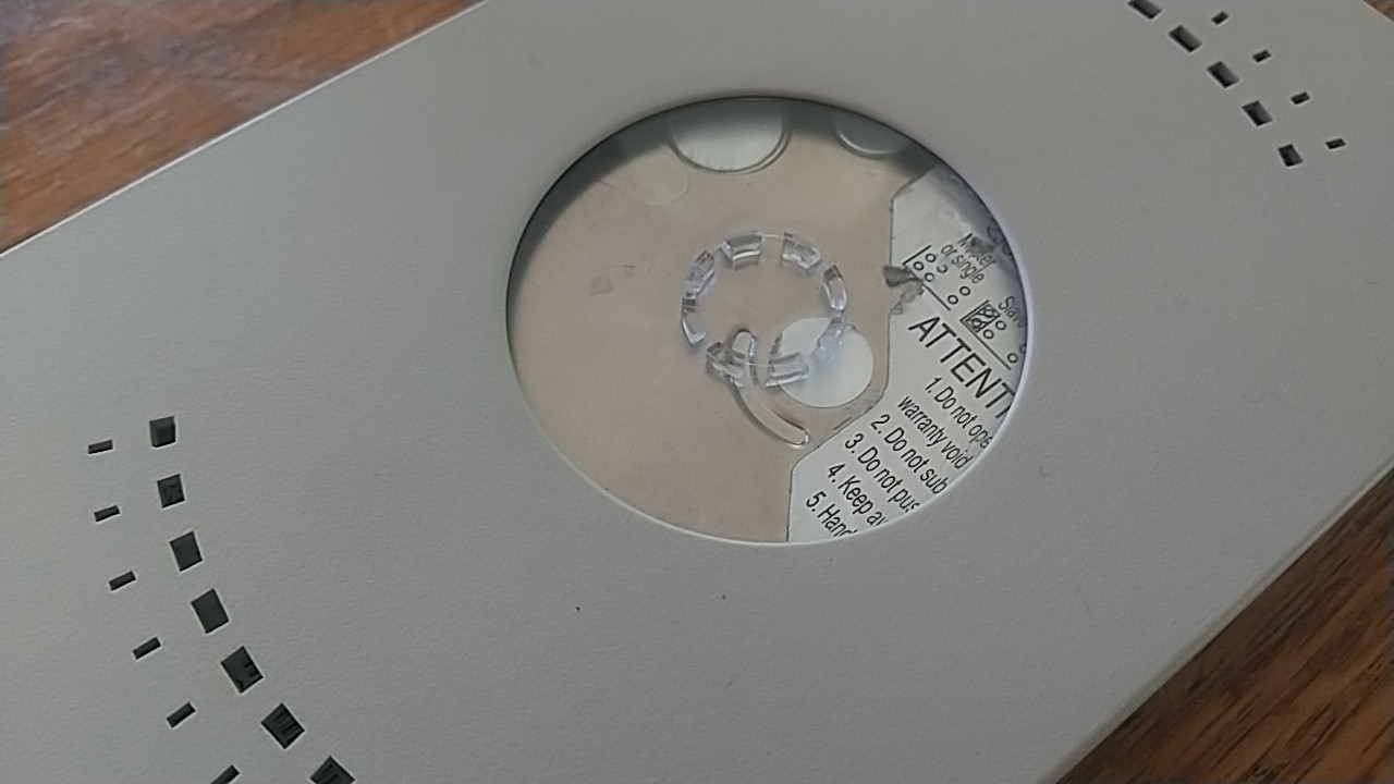 中に入っている2.5インチのハードドライブ
