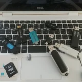 USBメモリやSDカードが散らかったPCデータ整理の作業風景