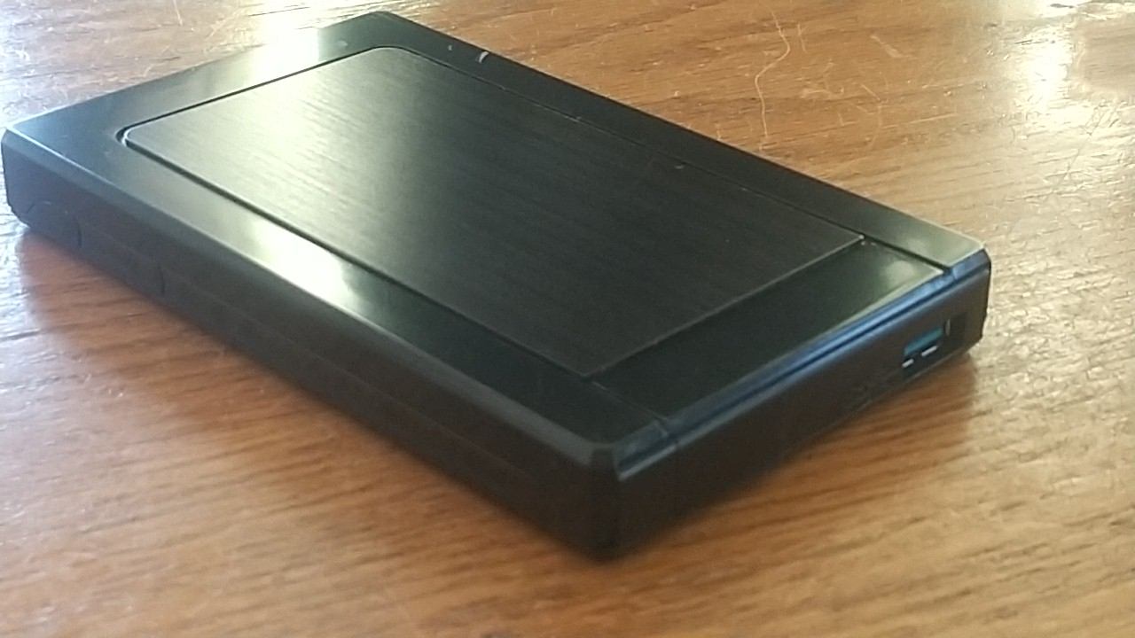 コネクタ内に青のプレートが見えるUSB3.0規格の外付けケース
