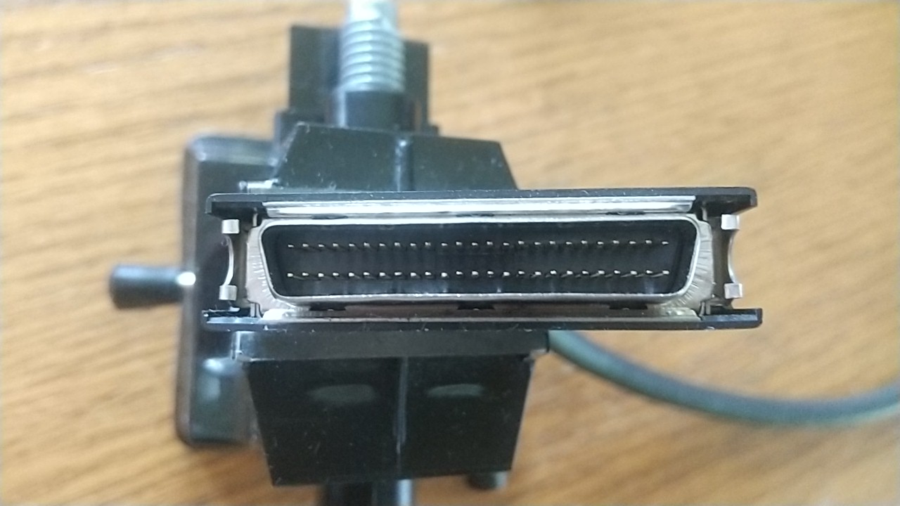機器側用のSCSIコネクタ