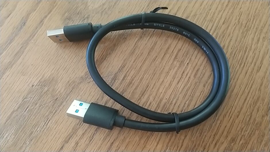 両端がオス形状のUSB-AtoAケーブル