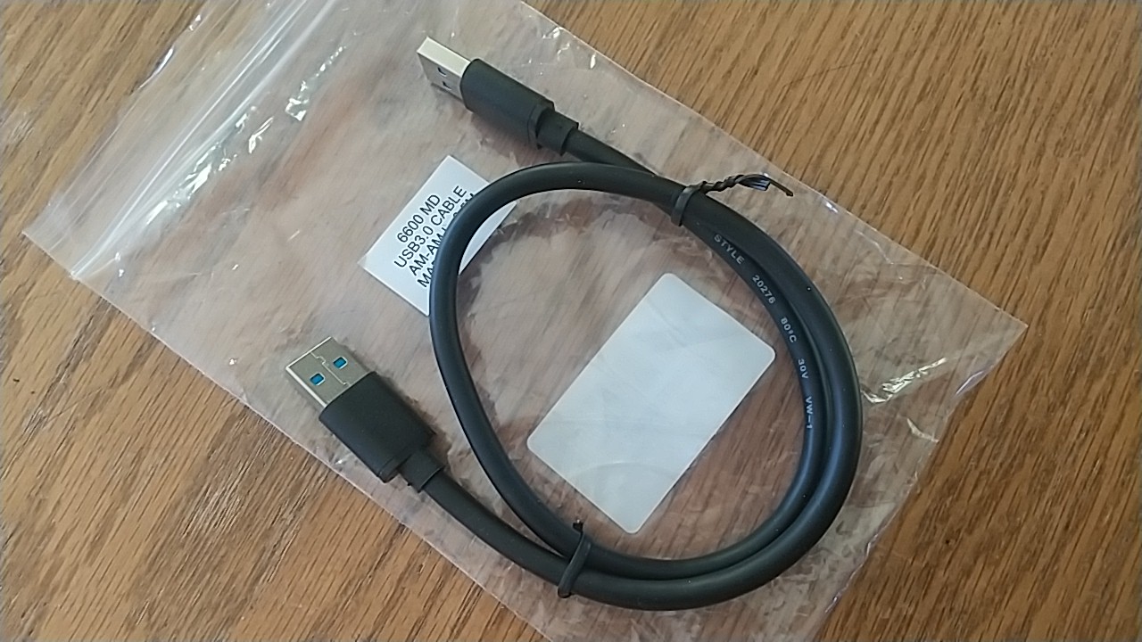 袋にUSB3.0と書かれたA-to-AのUSBケーブル