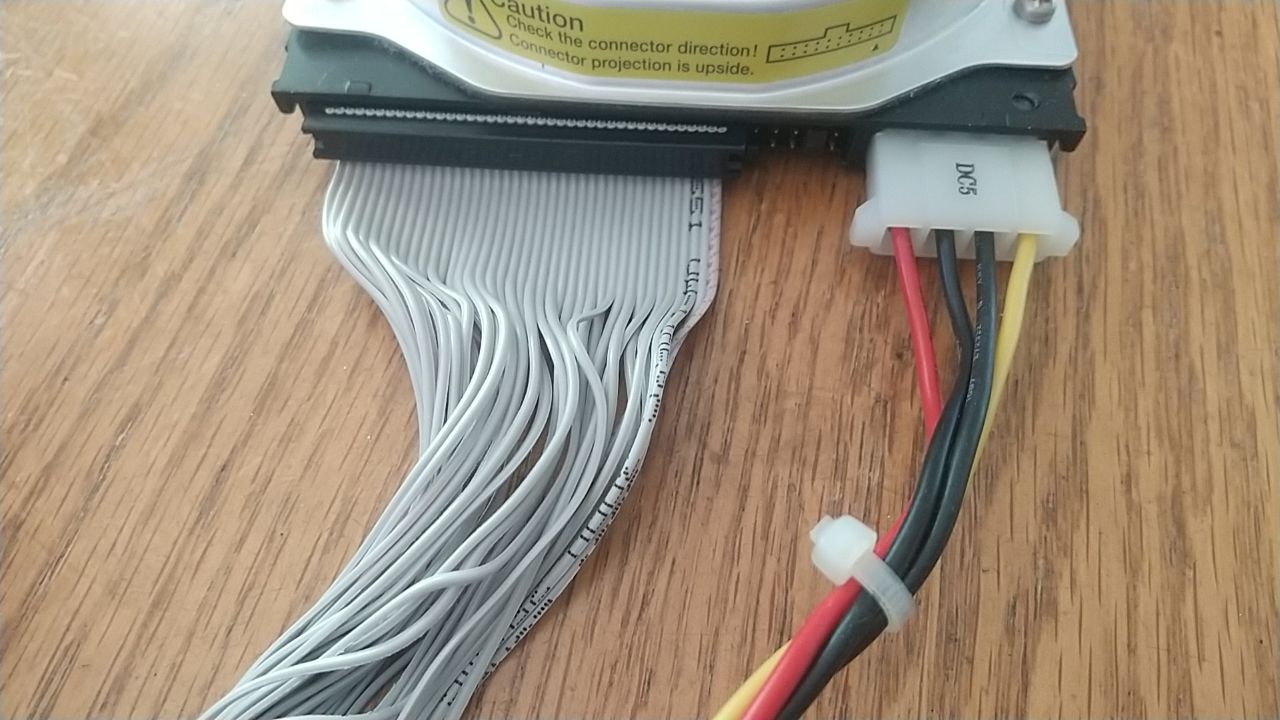 右側がHDDに接続された電源ケーブル