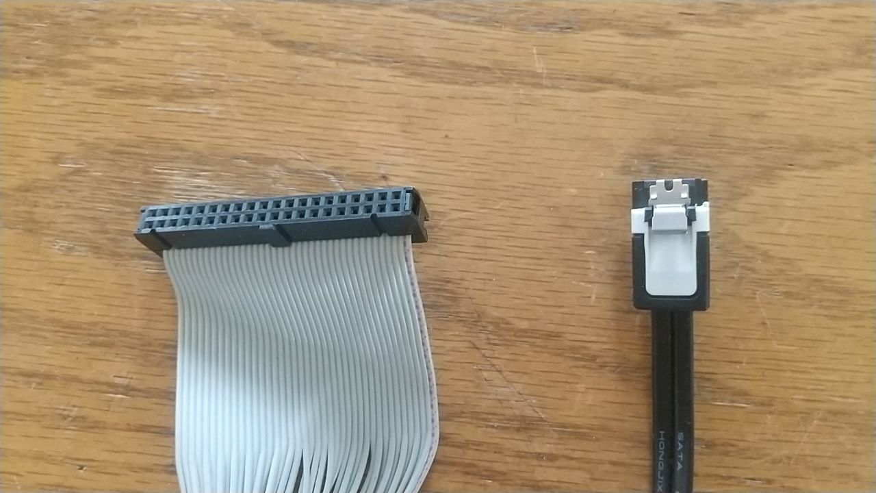 IDEとSATAケーブルの先端にあるコネクタ