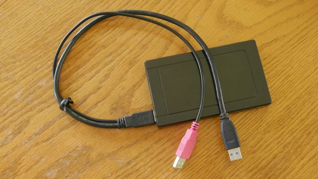 別なポートの電源にアクセスできるケーブルが付いた外付けドライブケース